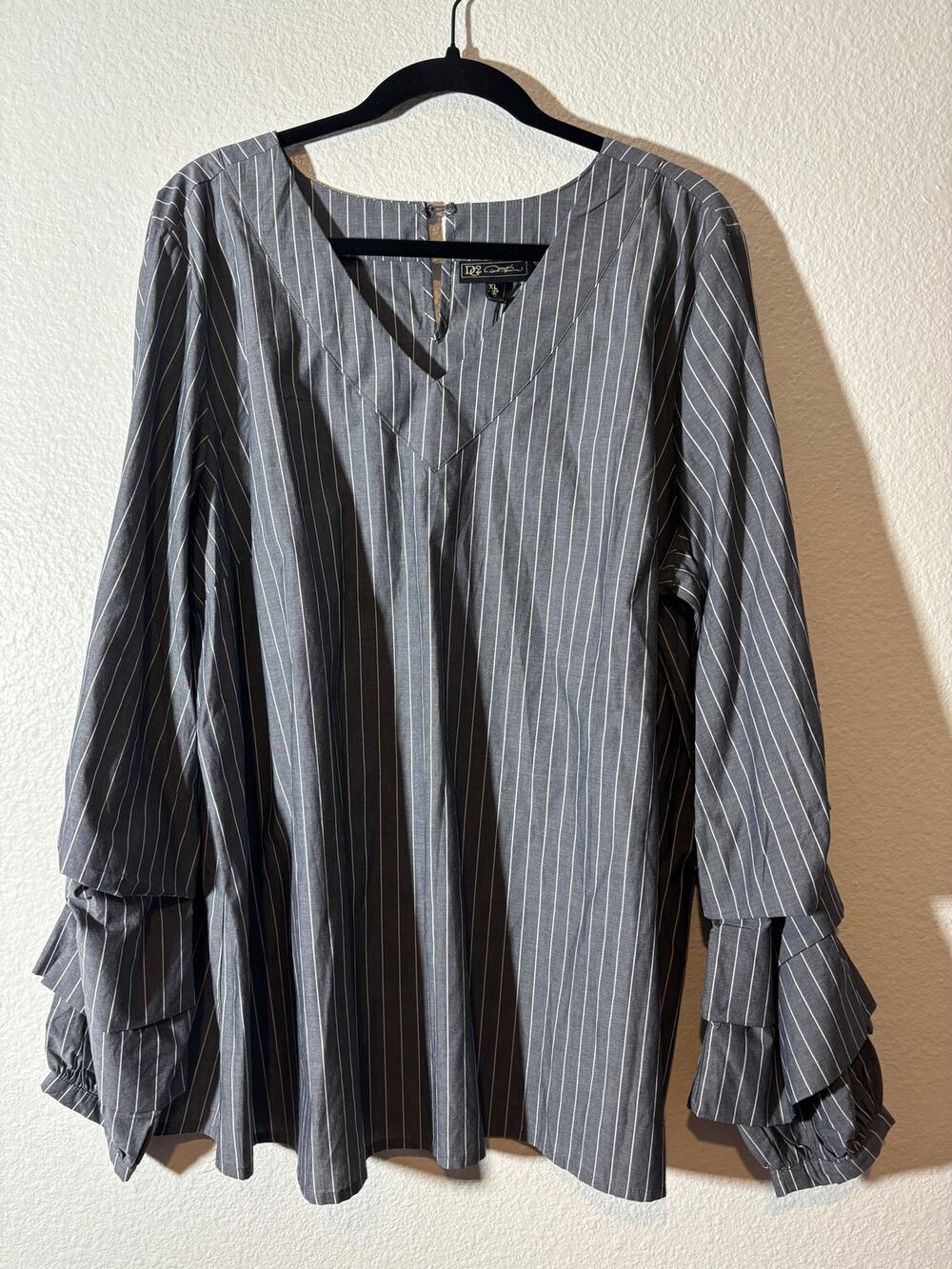 DG2 by Diane Gilman Size XL Gray White Striped Long Ruffle Sleeve V-Neck Top NWT
